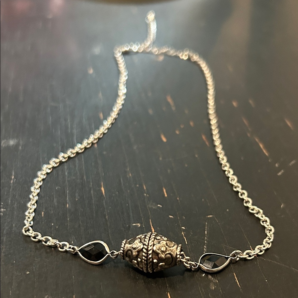 Elegant Silver Pendant Necklace - Picture 4 of 8